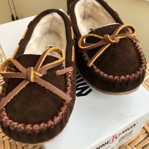 Child Minnetonka Moccasins in Chocolate Size 8